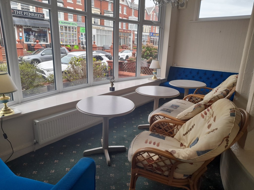 Lot: 32 - FORMER GUEST HOUSE WITH POTENTIAL - Sitting area